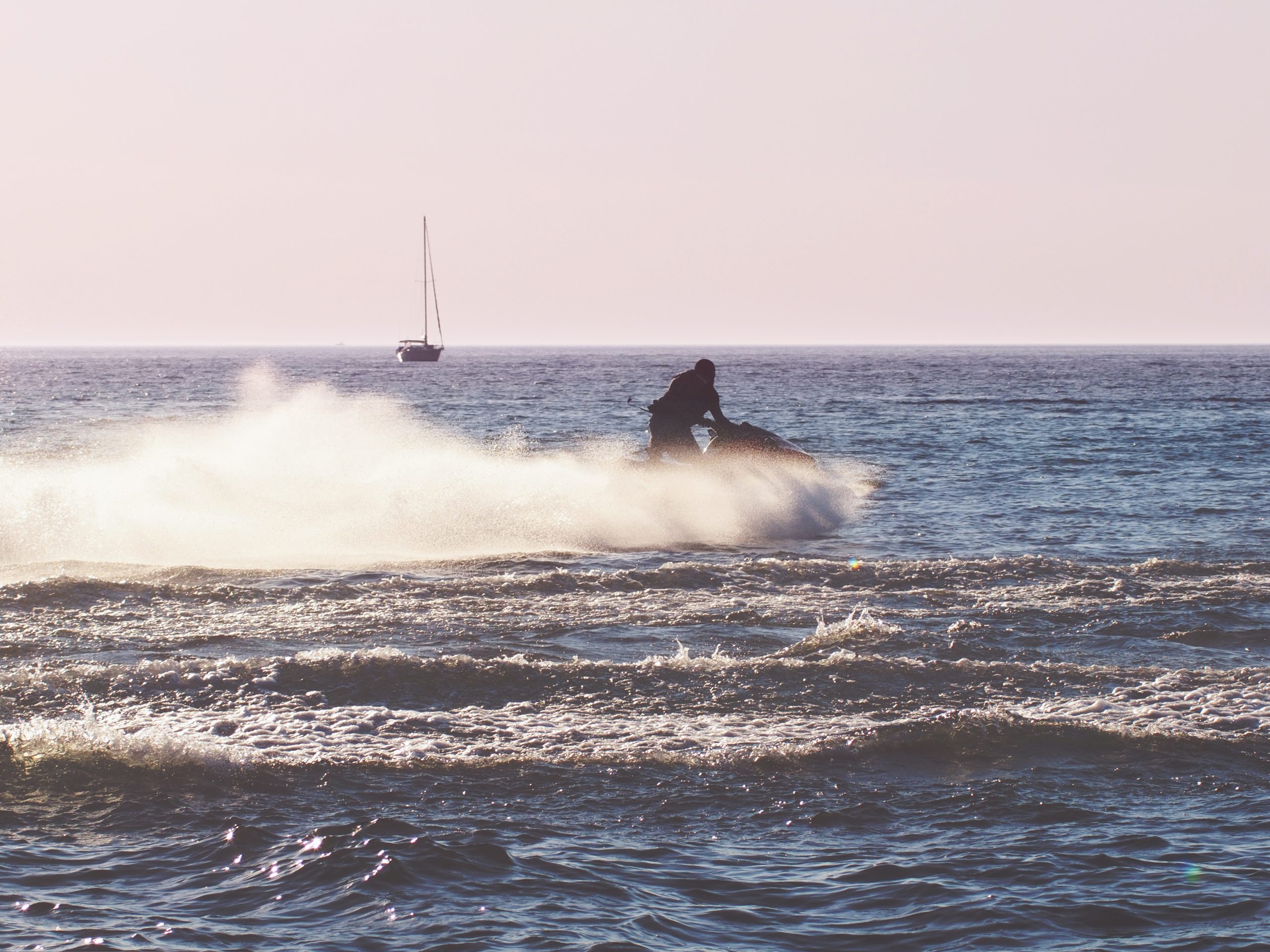 Moto de agua y de fondo velero