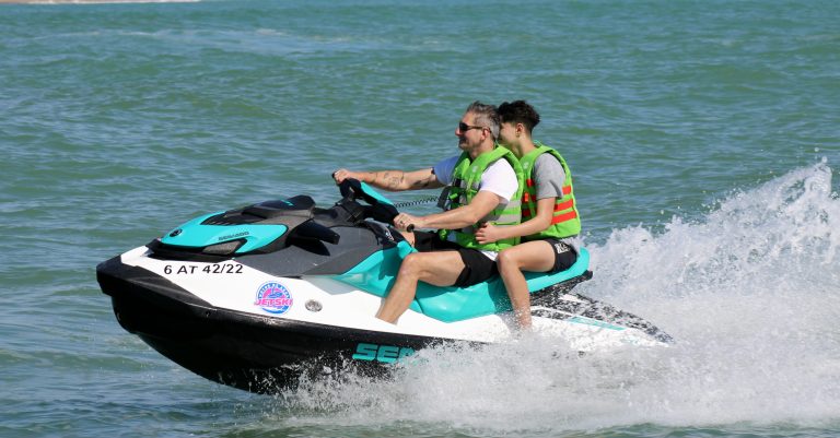 Padre hijo en motode agua por Alicante